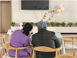 當(dāng)你老到忘了世界，我該拿什么來愛你